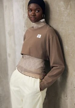 Jordan Crop Tee - Long Sleeved Top - Palomino