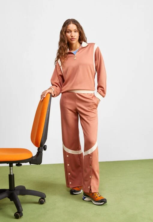 Jordan Suit Pant - Tracksuit Bottoms - Sky Orange/Guava Ice -Jiaxin Sport Shop 16e72d15a40a4c5586f62596b6a8f0ef scaled