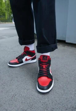 Air Jordan 1 Mid - High-Top Trainers - Black/Fire Red/White