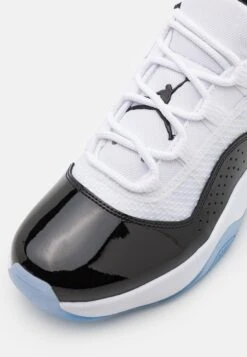 Jordan Air 11 Cmft Low V2 T2 - Trainers - White/Black -Jiaxin Sport Shop 29f25e353b504fe488c3c5921430d291