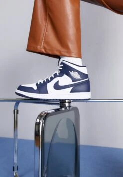 Air Jordan 1 Mid - High-Top Trainers - White/Metallic Gol/Obsidian