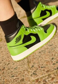 Air Jordan 1 Mid - High-Top Trainers - Black/Altitude Green/Sail