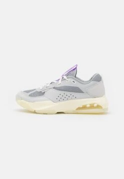 Jordan Air 200 - Trainers - Summit White/Coconut Milk/Light Smoke Grey/Wild Berry