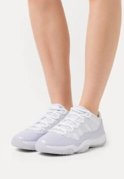 Jordan Air 11 Retro - Trainers - White/Pure Violet