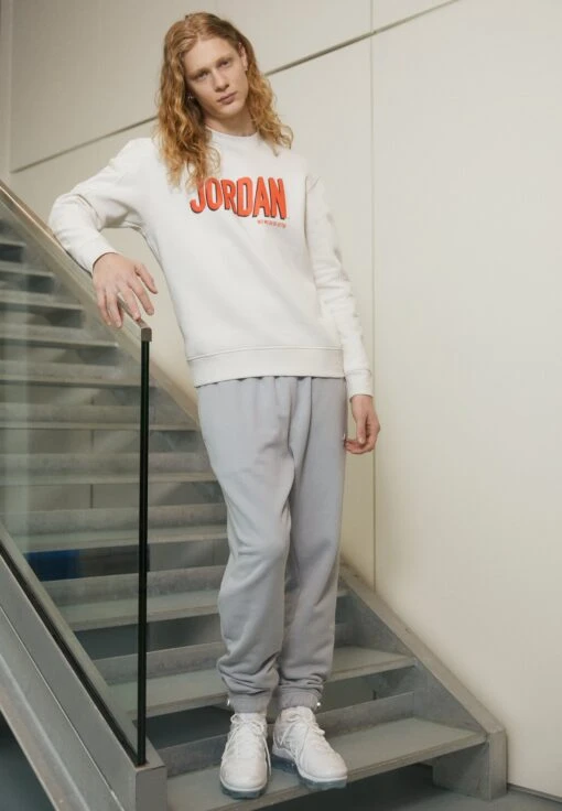 Jordan M J Flt Gfx Flc Crew - Sweatshirt - Phantom/Rush Orange/Black -Jiaxin Sport Shop e1968db65b4a4822a17441aeef3ade8e scaled