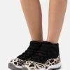 Wmns Air Jordan 11 Retro - High-Top Trainers - Black/Red/Sail/White
