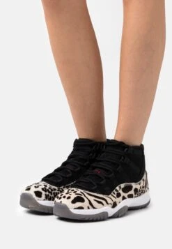 Wmns Air Jordan 11 Retro - High-Top Trainers - Black/Red/Sail/White