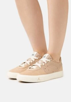 Wmns Jordan Series Es - Trainers - Desert/Coconut Milk
