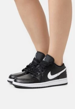 Wmns Air Jordan 1 Low 365 - Trainers - Black/White